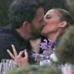 es oficial jlo y ben affleck son captados dandose un apasionado beso