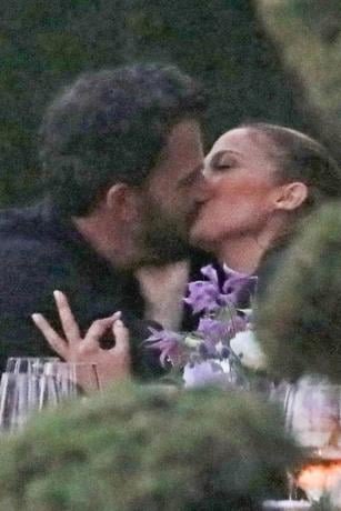 es oficial jlo y ben affleck son captados dandose un apasionado beso