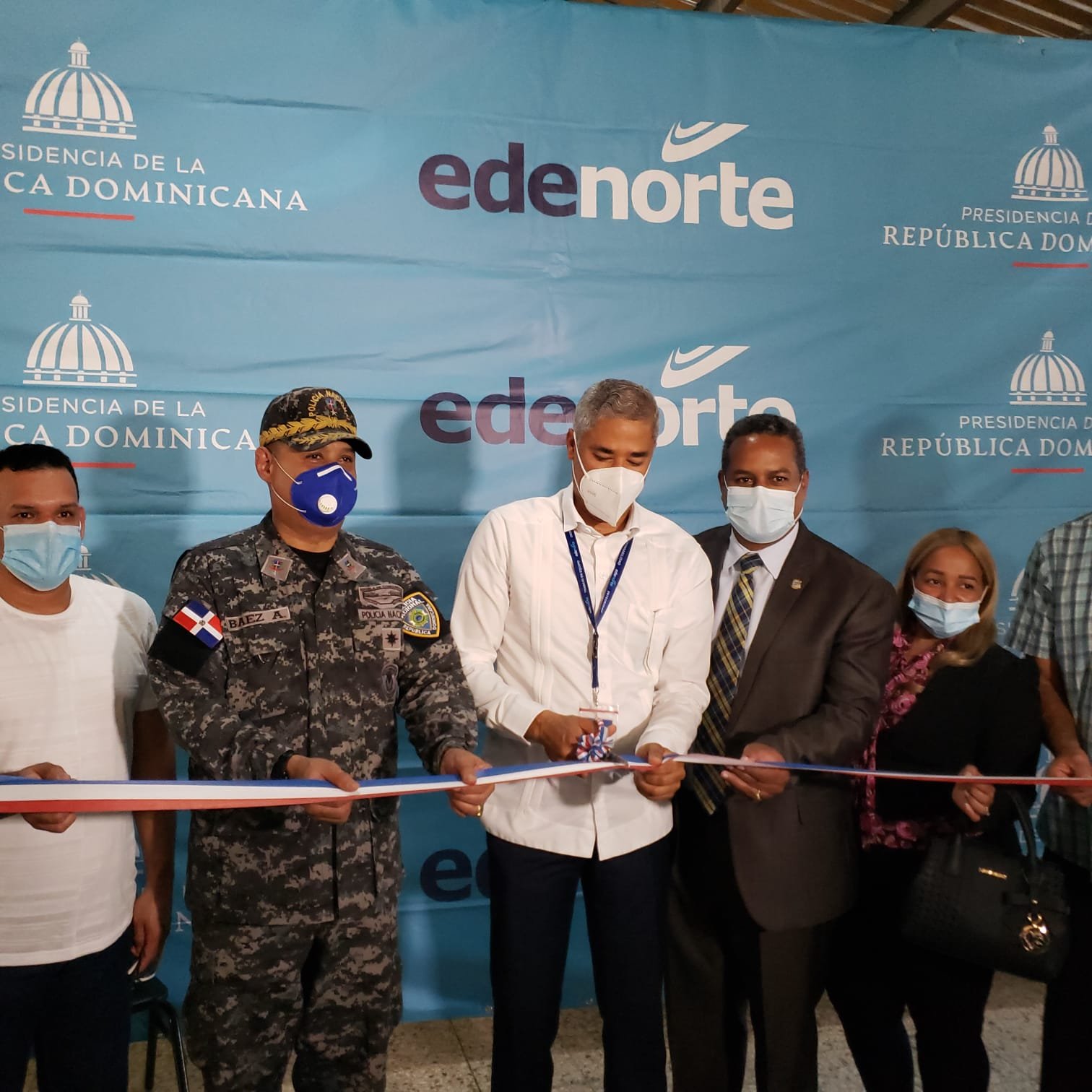 Corte de cinta para dejar inaugurado el proyecto