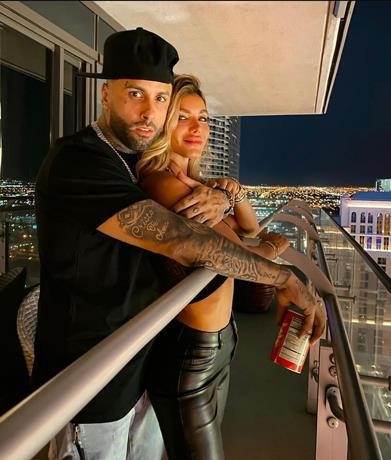 otra modelo y amiga de su exprometida asi es el nuevo amor de nicky jam