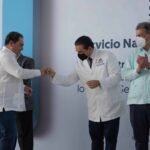 un grupo de personas de pie c0144047