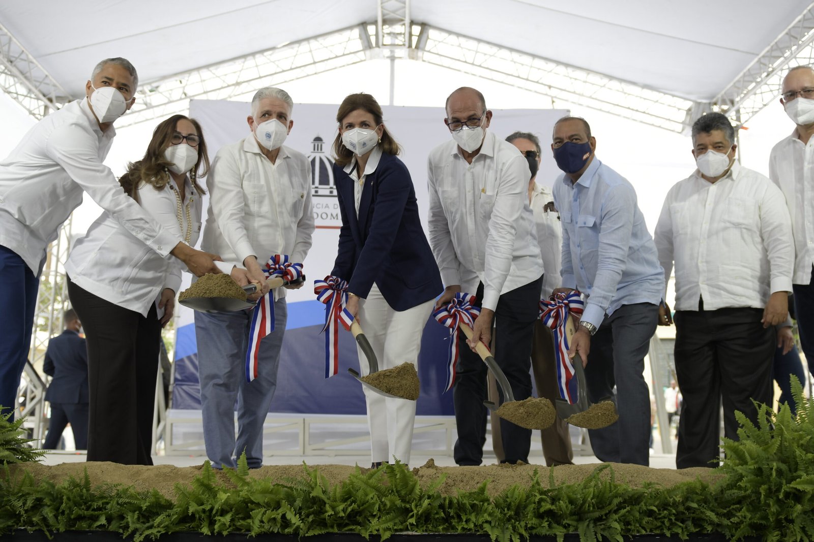 Autoridades dando el primer palazo de inicio de proyectos scaled