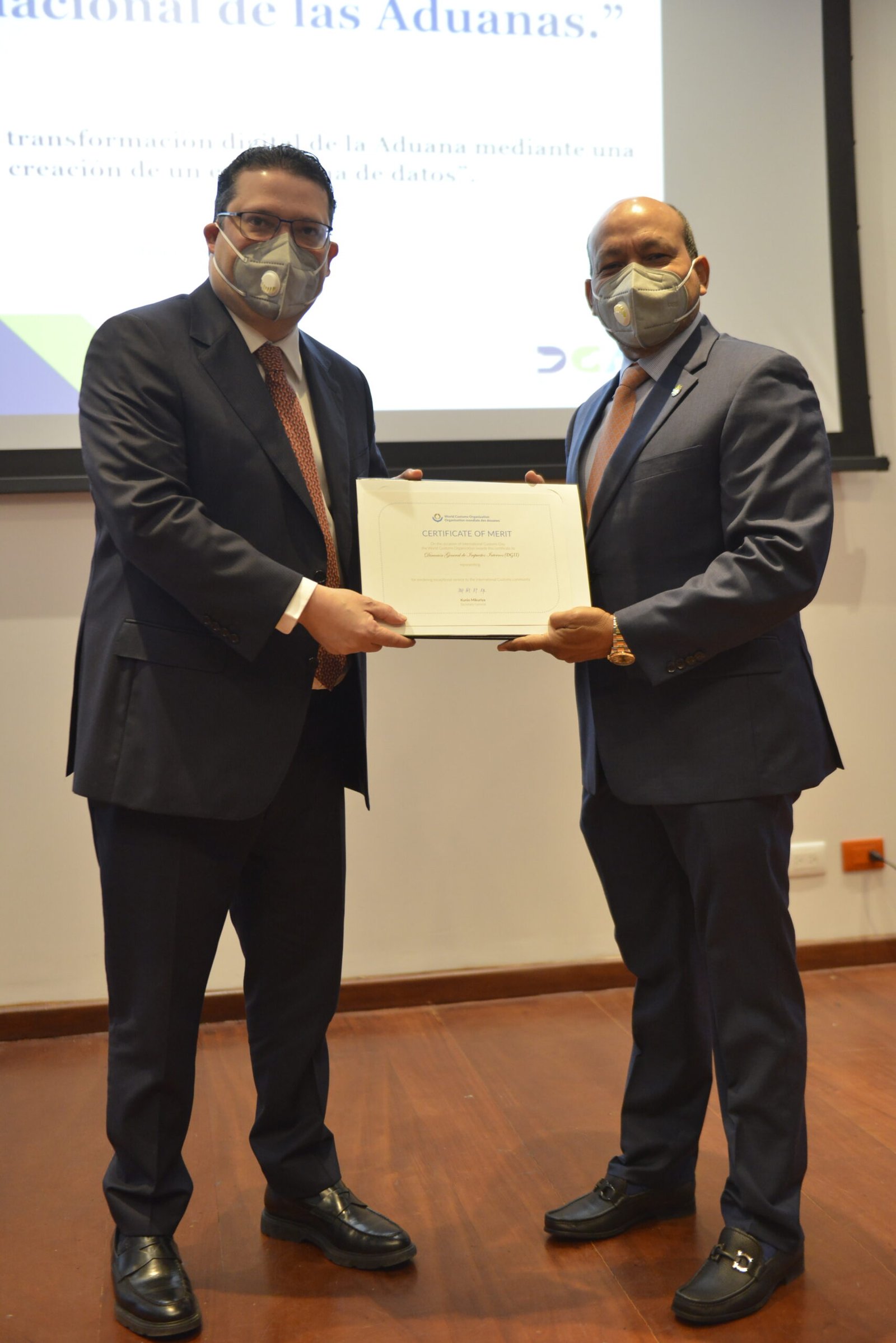 Foto 2 Eduardo Sanz Lovaton hace entregra del reconocimiento a Luis Valdez Veras director de la DGII. scaled