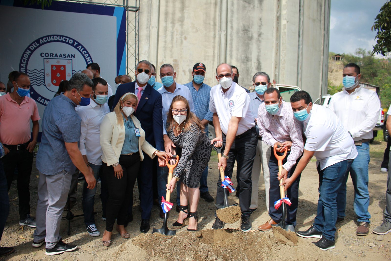 Momento donde las auoridades dan el palazo simbolico scaled