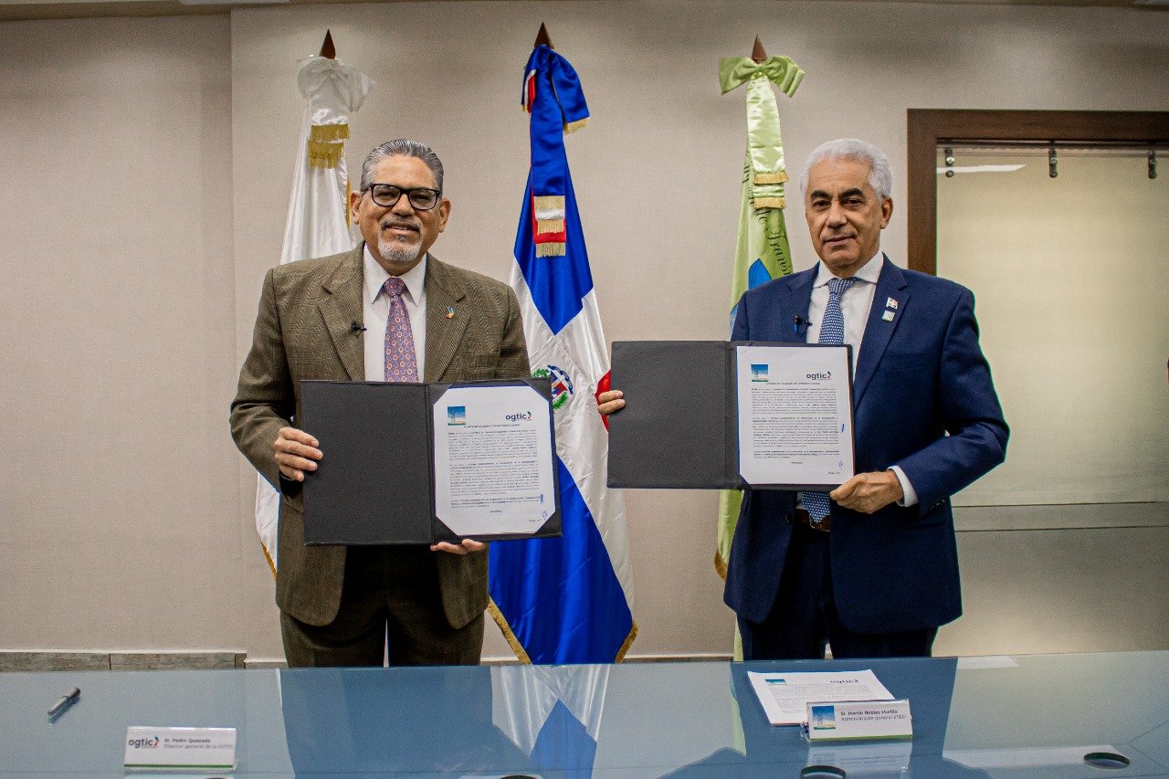 De izquierda a derecha Pedro A. Quezada director OGTIC y el Ing. Martin Robles Morillo administrador ETED