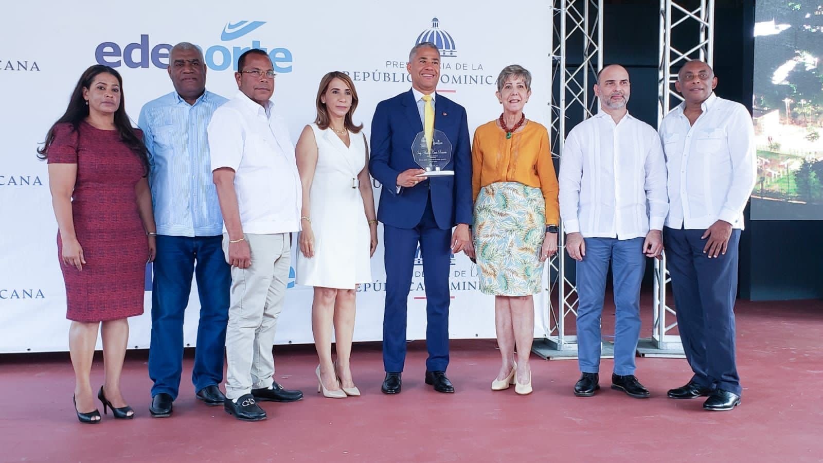 Reconocimiento entregado al ing. Cueto