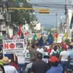 miles de personas marchan en santiago contra la construccion de presas