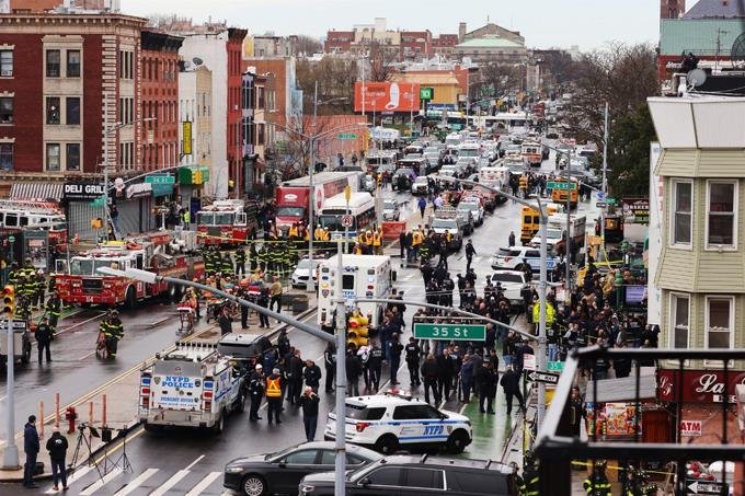 se elevan a 16 los heridos en el tiroteo en el metro de nueva york