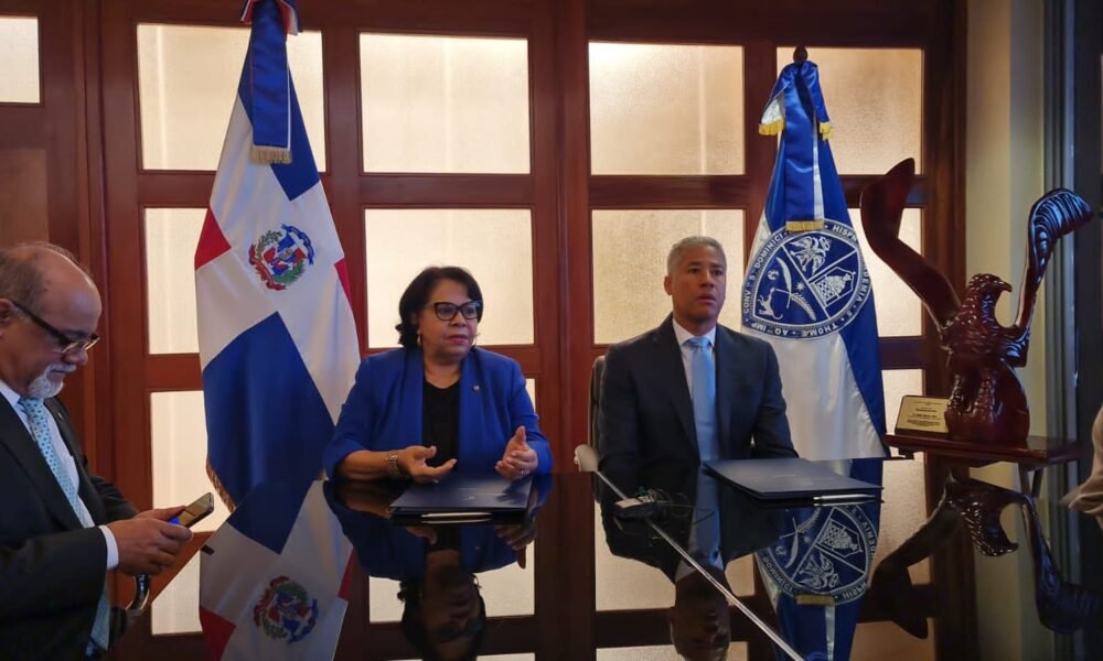 Ing. Andres Cueto Rosario gerente general de Edenorte y la Dra. Emma Polanco Melo rectora de la UASD