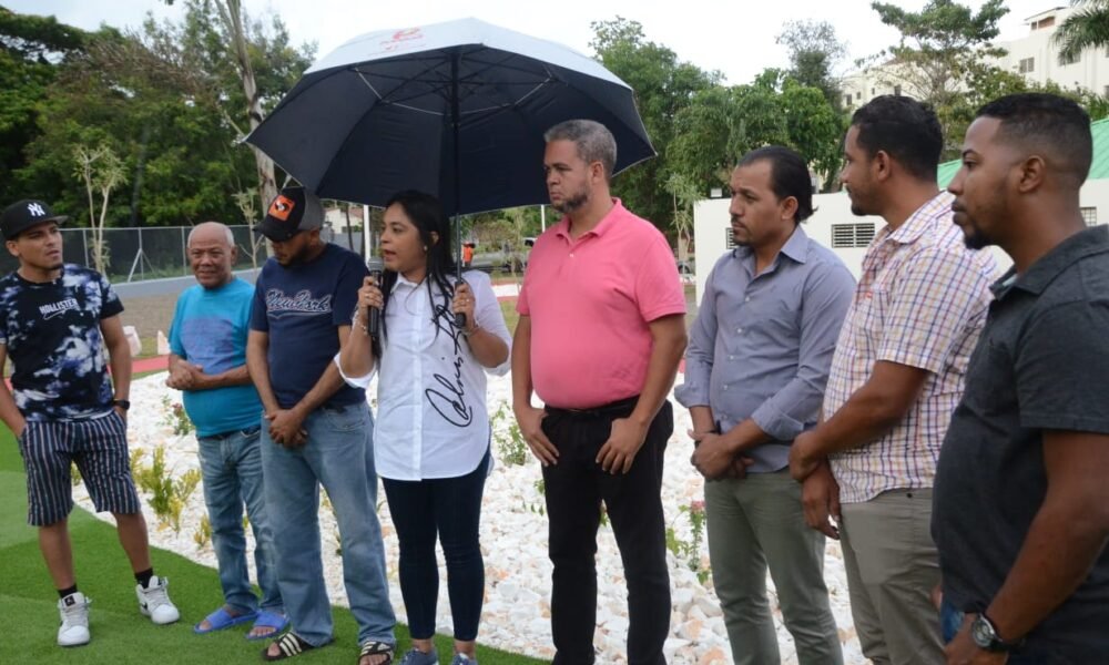 Leonela Massiel junto a los comunitarios y otros funcionarios del cabildo