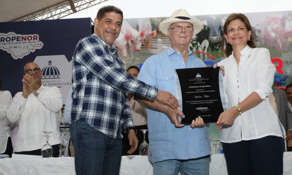 La vicepresidente Raquel Peña y el ministro de Agricultura Limber Cruz entregan un reconocimiento al expresidente Hipólito Mejía en la inauguración de la Feria Agropecuaria del Norte (AGROPENOR).