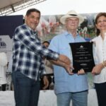 La vicepresidente Raquel Peña y el ministro de Agricultura Limber Cruz entregan un reconocimiento al expresidente Hipólito Mejía en la inauguración de la Feria Agropecuaria del Norte (AGROPENOR).