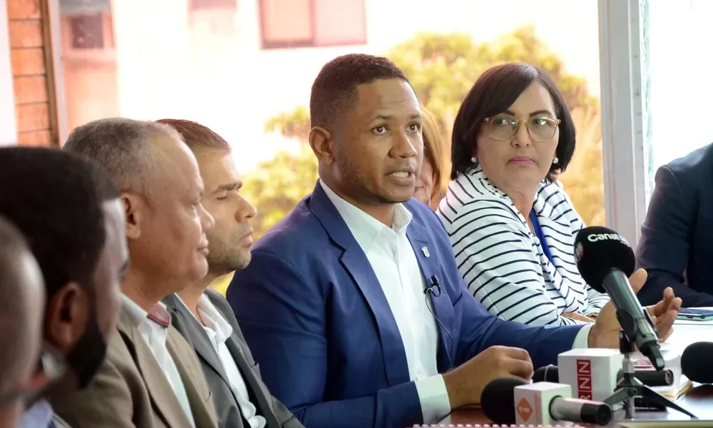El regidor Frank Medina ofrece declaraciones a la prensa junto a otros de sus colegas.