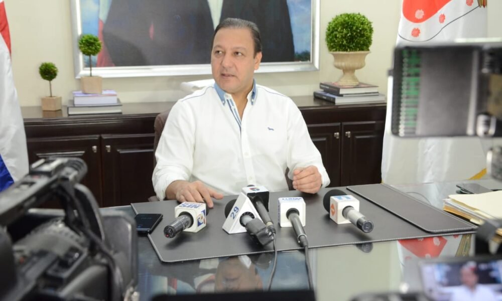 Abel Martinez hablando en su despacho