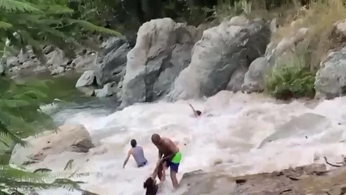 rescatan personas arrastradas por crecida de rio guanajuma en janico