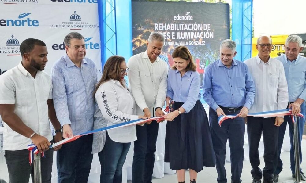 Corte de cinta por las autoridades