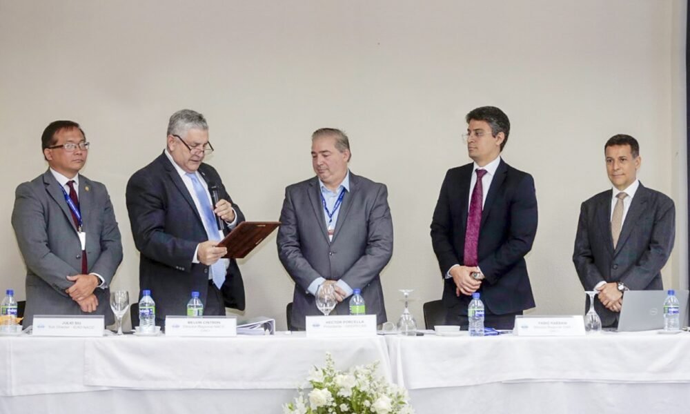 Melvin Cintron entrego la placa de reconocimiento a Porcella