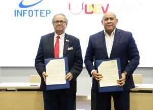 Director general del INFOTEP Rafael Santos Badia y el Rector de la UNEV Juan Guerrero 1