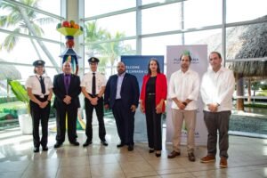 Ejecutivos de Air Canada Cargo y Aeropuerto Internacional de Punta Cana durante el corte de cint 2