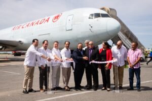 Ejecutivos de Air Canada Cargo y Aeropuerto Internacional de Punta Cana durante el corte de cinta 3 min