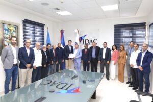 El director general i del IDAC Hector Porcella junto a los ejecutivos de Nisibon Airpark los titulares del Departamento Aeroportuario y la FARD asi como directores del IDAC