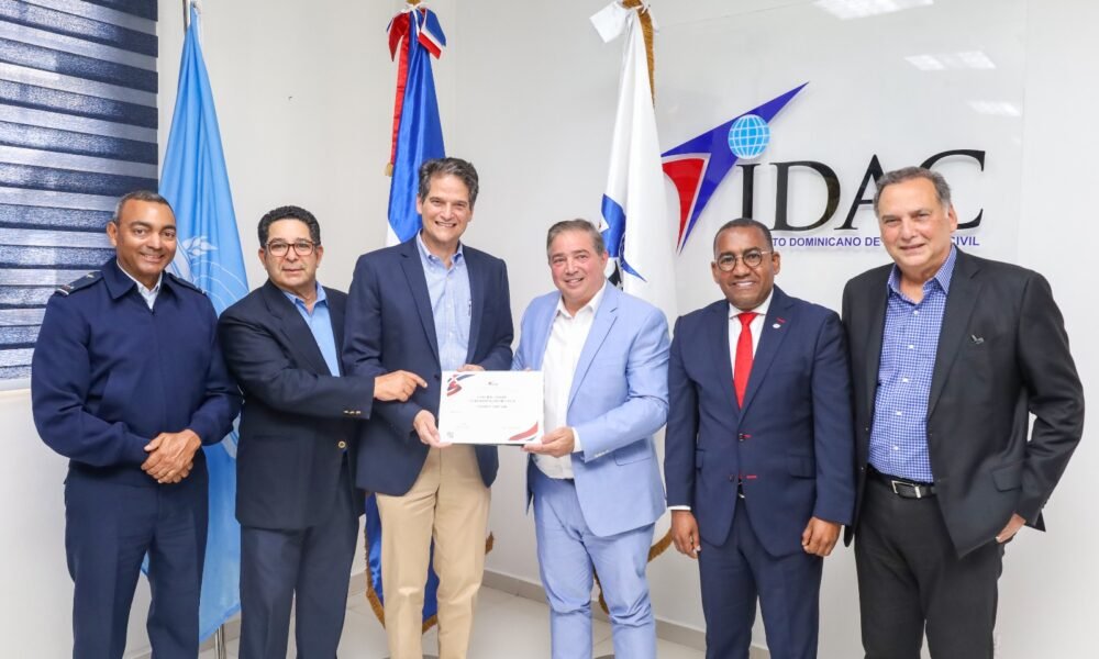 Hector Porcella director general i del IDAC y Oscar Villanueva durante la entrega del Certificado de Operador de Aerodromo Domestico