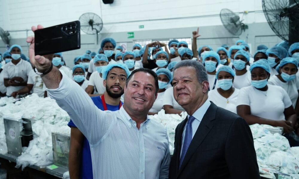 Leonel Fernandez visita empresas SDE