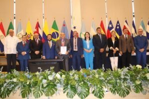 Los miembros del parlacen reconen a Santos Badia con el Honor al Merito Centroamericano Roberto Carpio Nicolle