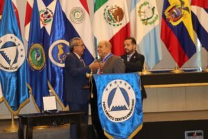 Presidente del Parlacen coloca la medalla a Rafael Santos Badia director general del INFOTEP