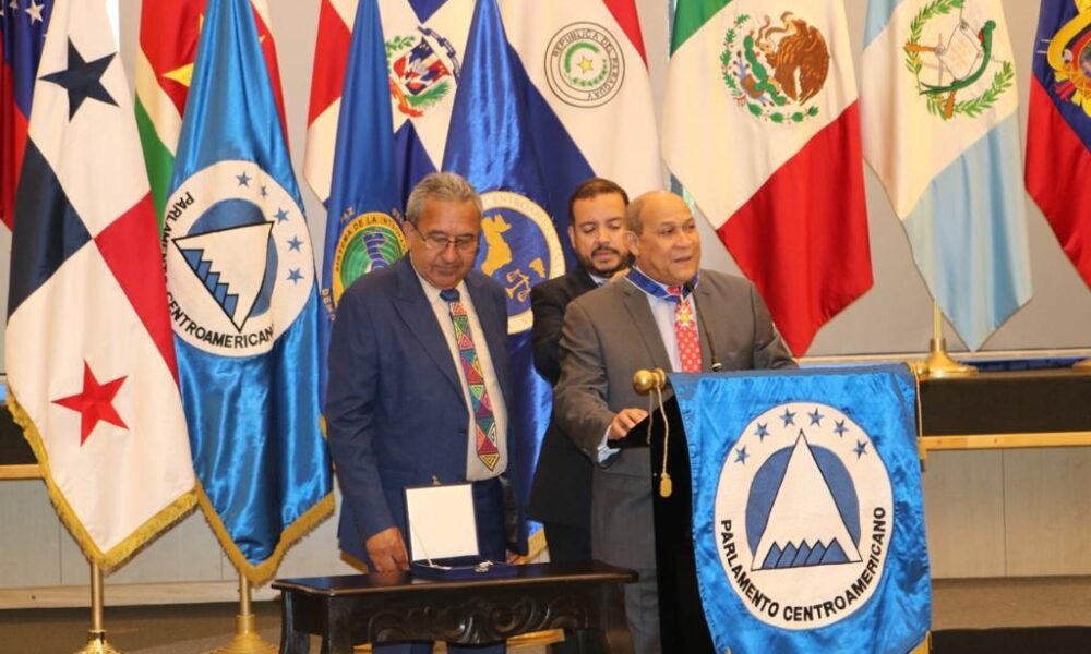 Rafael Santos Badia recibe la mas alta distincion del Parlacen