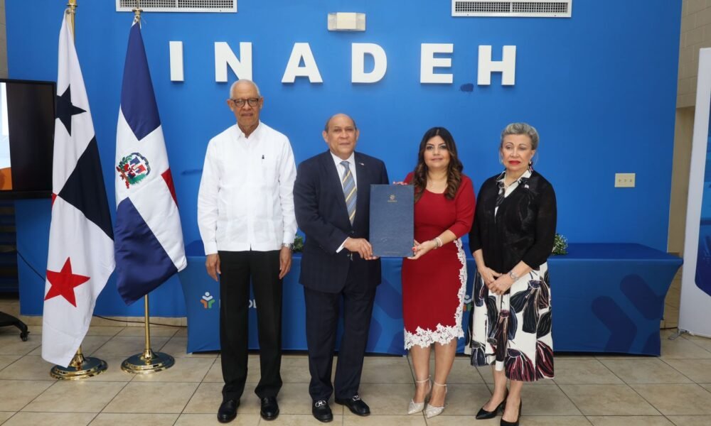 Rafael Santos Badia y Mariela Salgado acompanados de Jose Ramon Holguin y Prisca Violeta Mazara