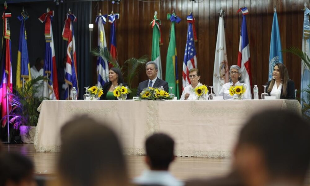 Reconocen a Leonel Fernandez SDE 1