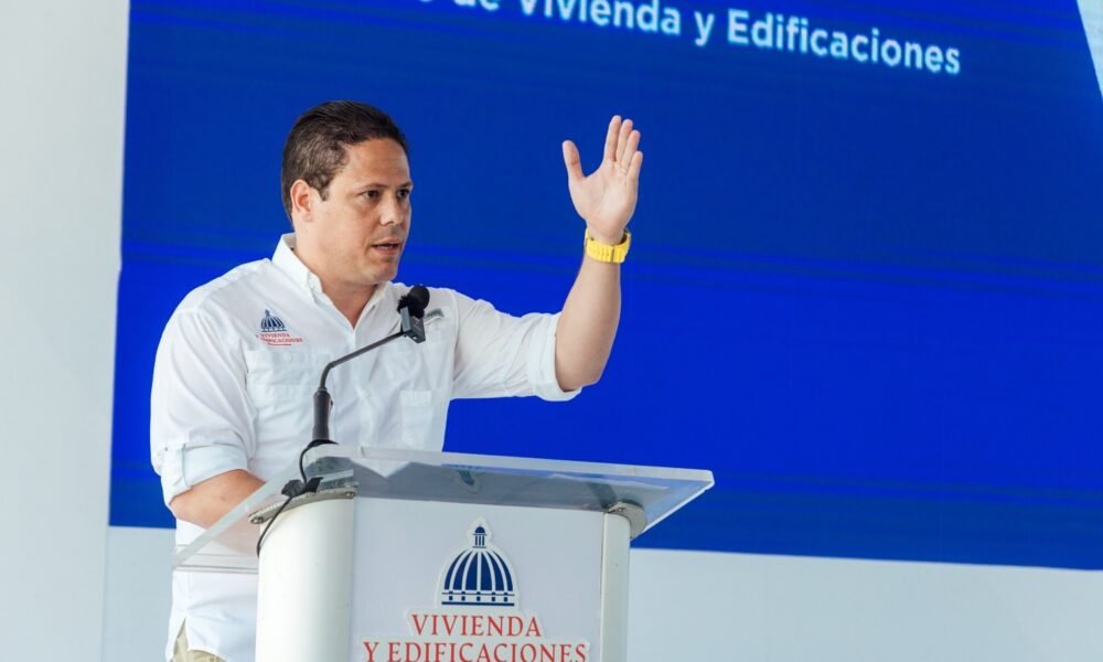 El Ministro del MIVED Carlos Bonilla afirmo que la reubicacion de estas familias demuestra el cumplimiento de la promesa del Presidente Abinader