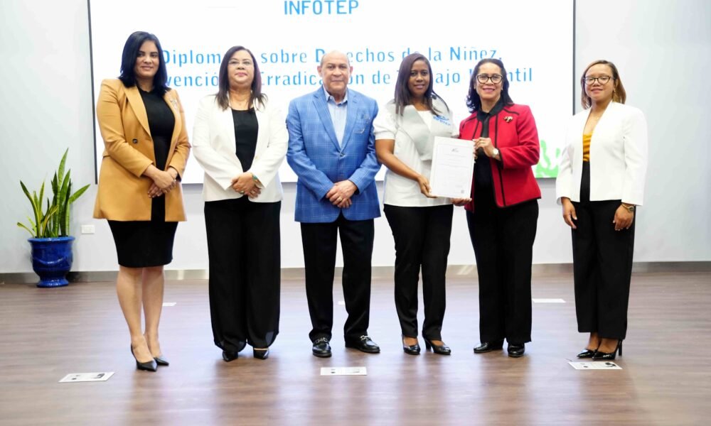 En el acto de entrega de certificados estuvieron directivos del Ministerio de Trabajo del INFOTEP y de World Vision