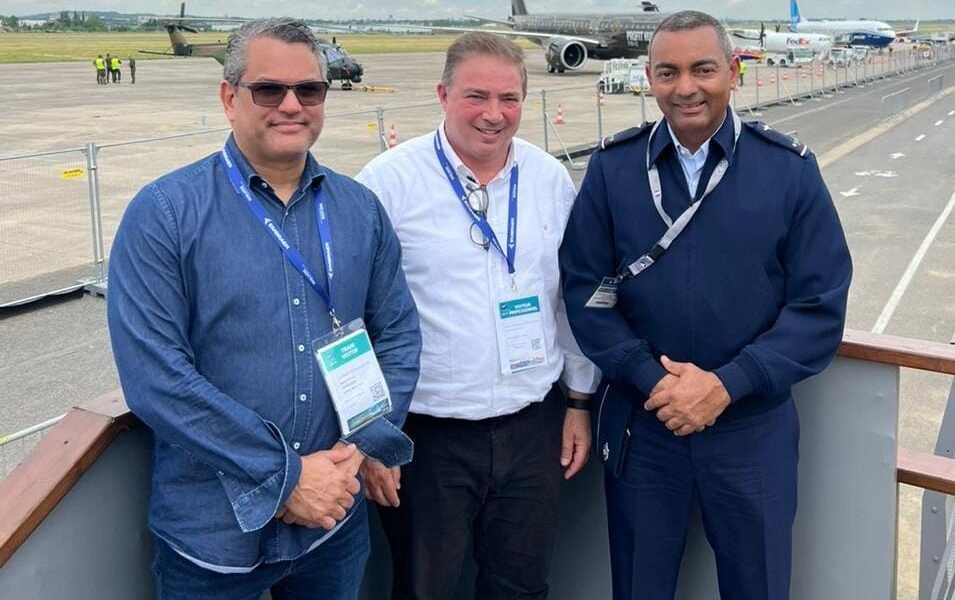 Hector Porcella junto al empresario Rafael Reyes y el mayor general Carlos Ramon Febrillet Rodriguez.