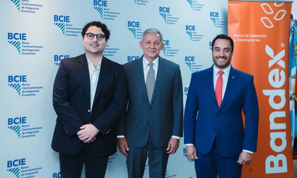 Hostos Rizik director para Republica Dominicana del BCIE Cristian Reyna Tejada presidente del BANFONDESA y Juan Mustafa gerente general del BANDEX.