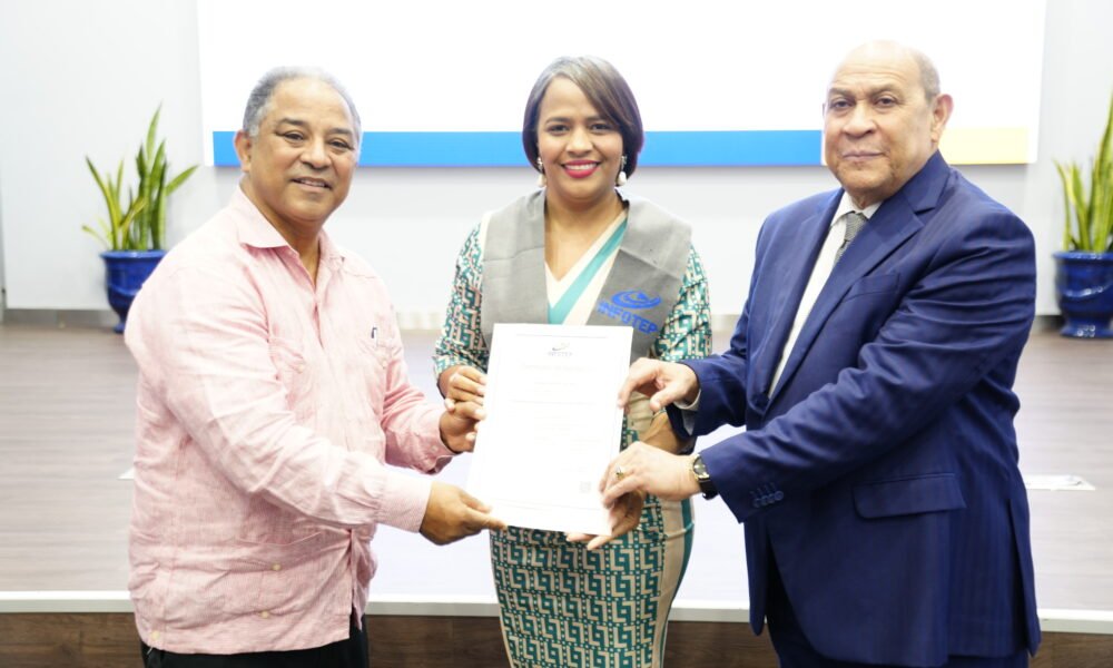 Rafael Santos y Aurelio Henriquez entregaron los certificados 1