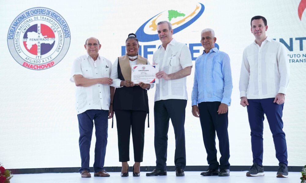 Luis Abinader Ricardo de los Santos Rafael Santos Badia y Hugo Beras entregan los certificados