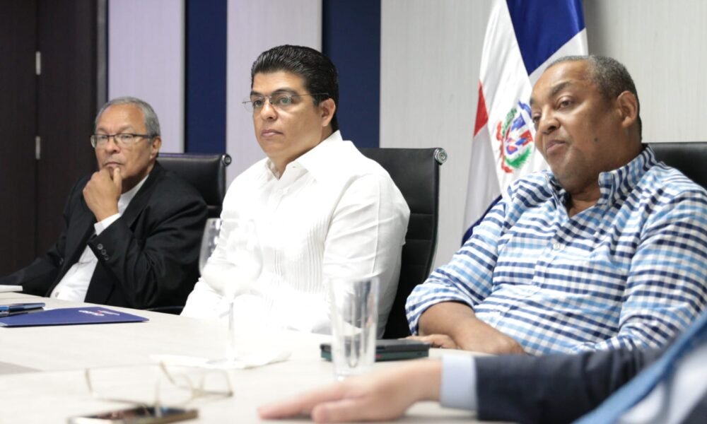 Monsenor Faustino Cruz Ing. Felipe Subervi Fellito Dir. CAASD y Jose Andujar alcalde SDO.