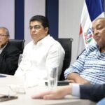 Monsenor Faustino Cruz Ing. Felipe Subervi Fellito Dir. CAASD y Jose Andujar alcalde SDO.