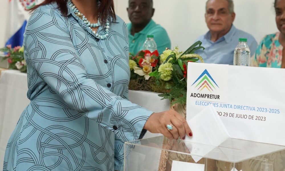 2. Yenny Polanco Lovera ejerciendo el voto para su segundo mandato.