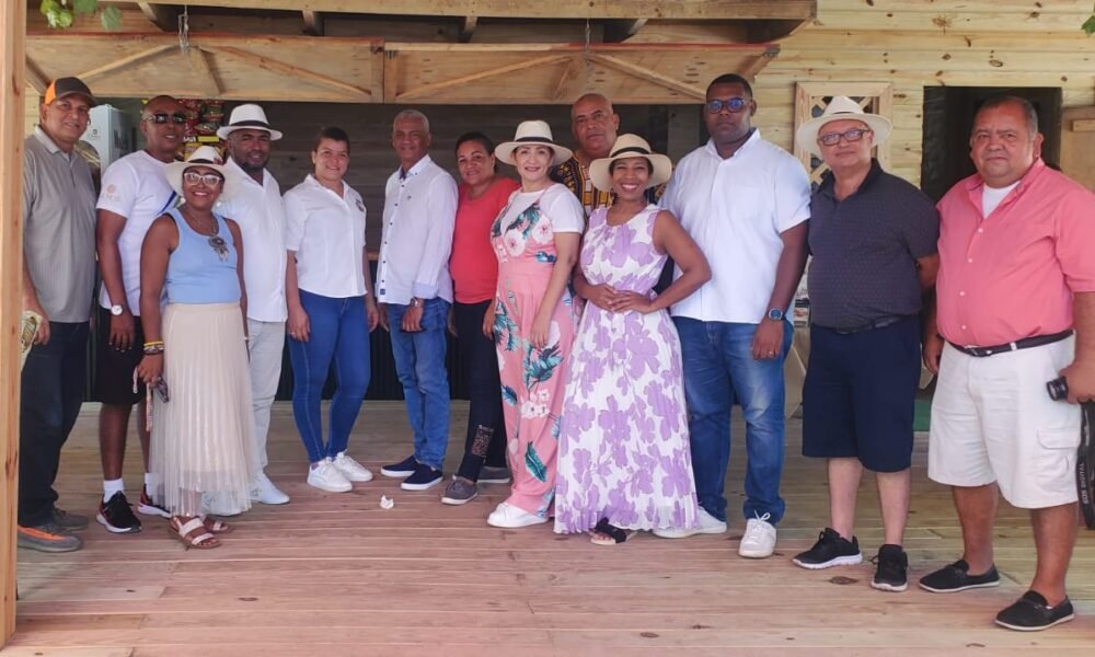 Comunicadores de la zona norte durante su visita a Clarine Beach Bar Restaurant