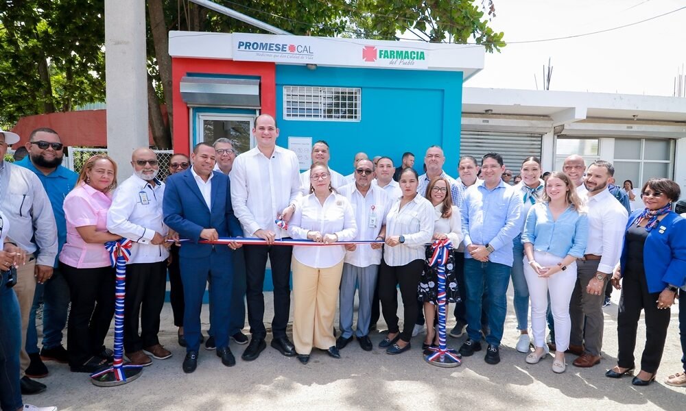 Corte de cinta Farmacias del Pueblo en Santiago