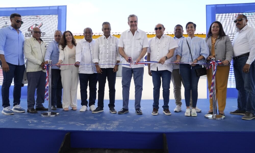 El presidente Luis Abinader realiza el corte de cinta que deja inaugurados los Centros Tecnicos Comunitarios