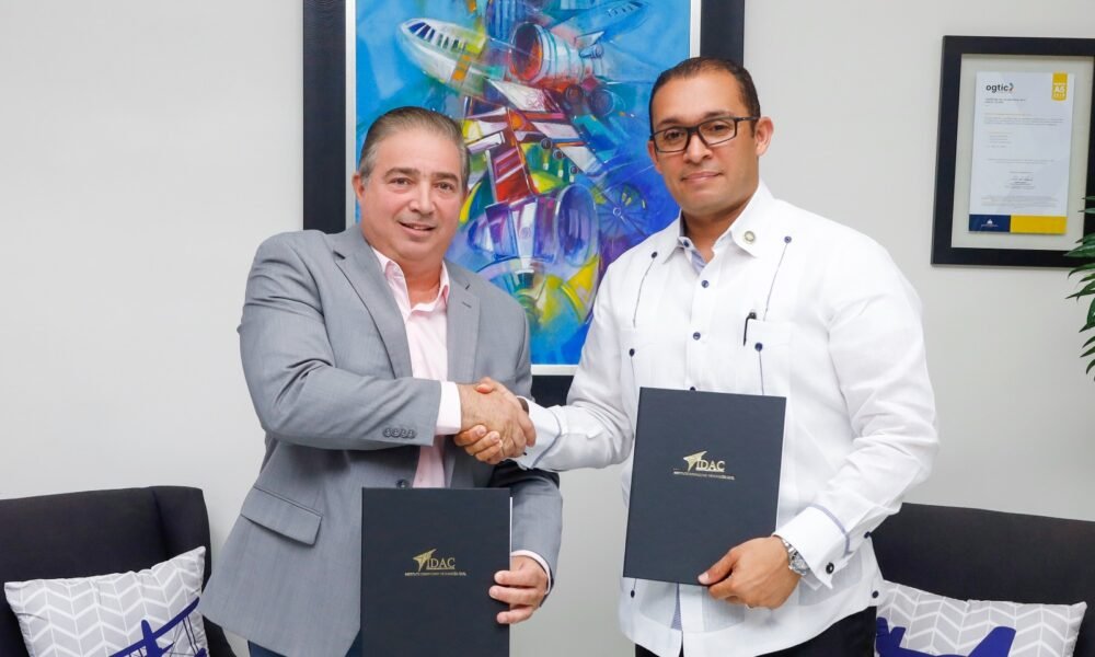 Hector Porcella junto al general de brigada Ejercito Nacional Jimmy Arias Grullon