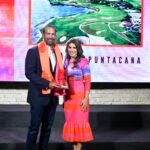 Hiram Silfa director de Campos de Golf en Puntacana Resort Club recibiendo el galardon 1