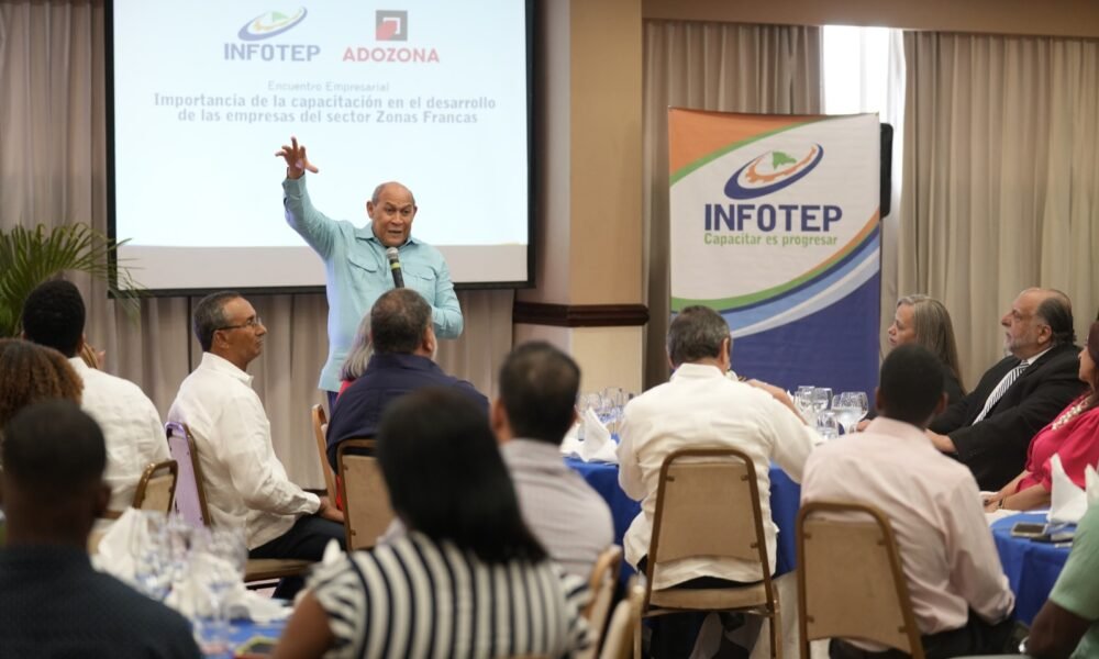 Rafael Santos Badia director general del INFOTEP en reunion con empresarios de Zonas Francas