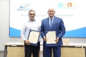 Carlos Jose Yunen y Rafael Santos Badia en la firma de acuerdo interinstitucional 1