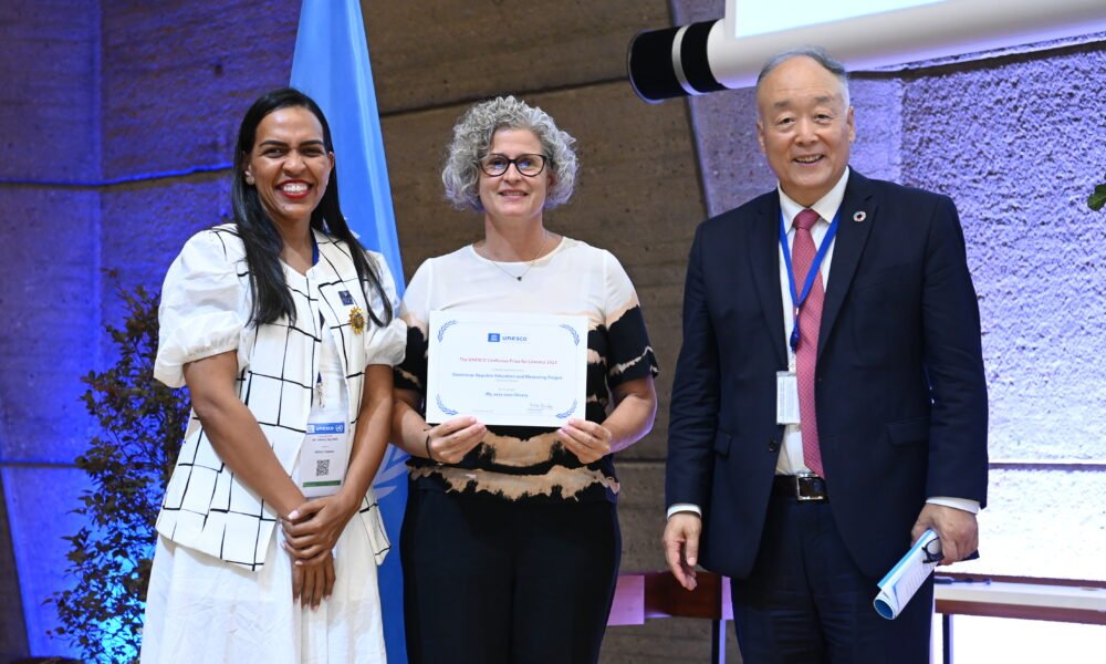 Catherine DeLaura recibiendo el reconocimiento