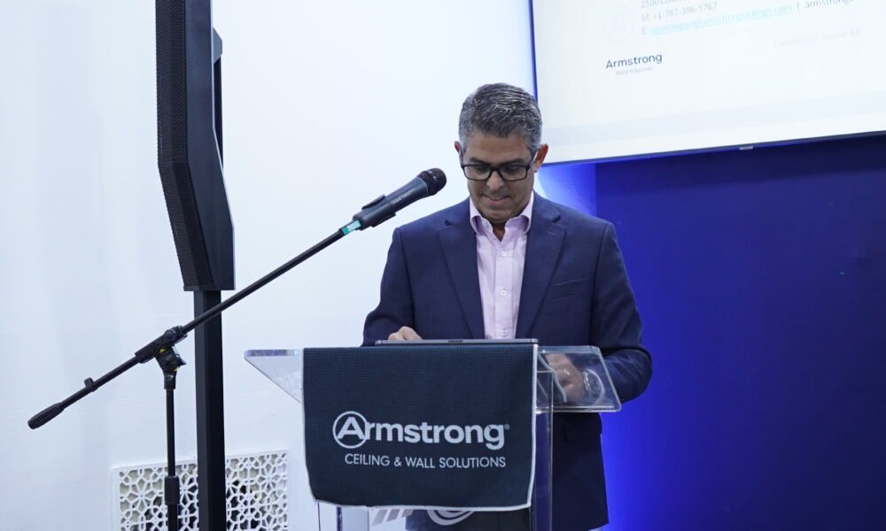 Edgardo San Miguel Gerente de Ventas de Aemstrong World Industries DSC00148